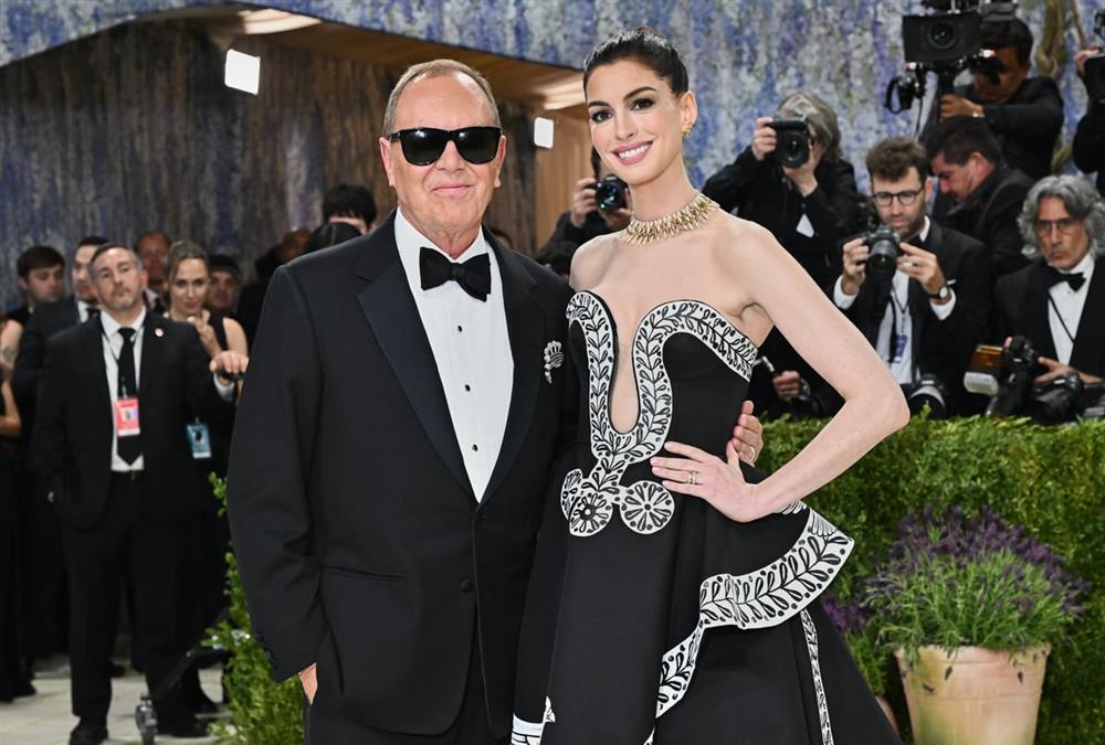 Met Gala 2026: Λάμψη, προκλήσεις και εντυπωσιακές επιστροφές στο κόκκινο χαλί