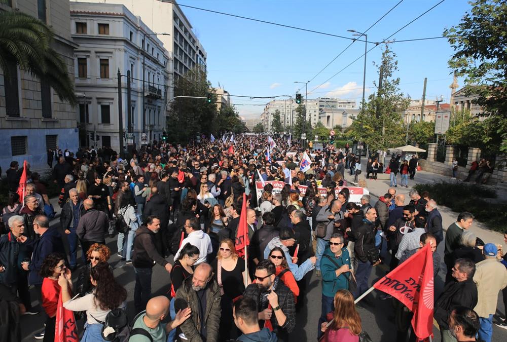 Κοσμοσυρροή στην πλατεία Συντάγματος - Εκατοντάδες εργαζόμενοι πορεύτηκαν ζητώντας καλύτερους μισθούς