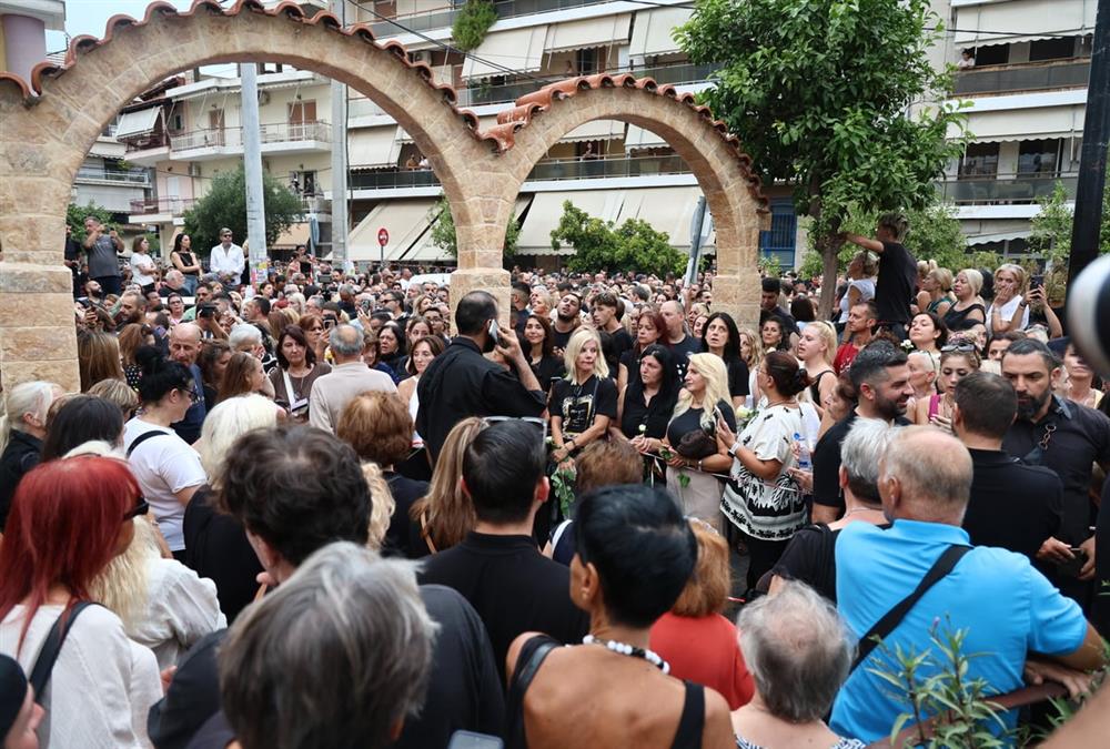 Λαοθάλασσα, τραγούδια, κλάματα και λουλούδια στη λαϊκή αγρυπνία για τον Γιώργο Μαζωνάκη στη Νίκαια