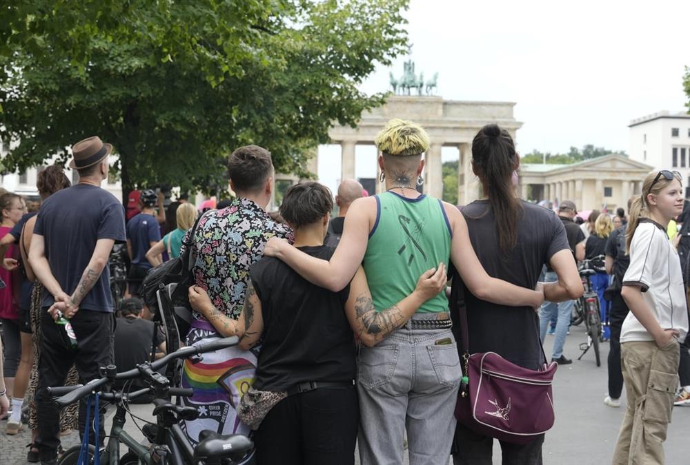 Θλίψη και «ποτέ ξανά» μετά την επίθεση στο Pride: Μεγάλη αγρυπνία στην Πύλη του Βραδεμβούργου