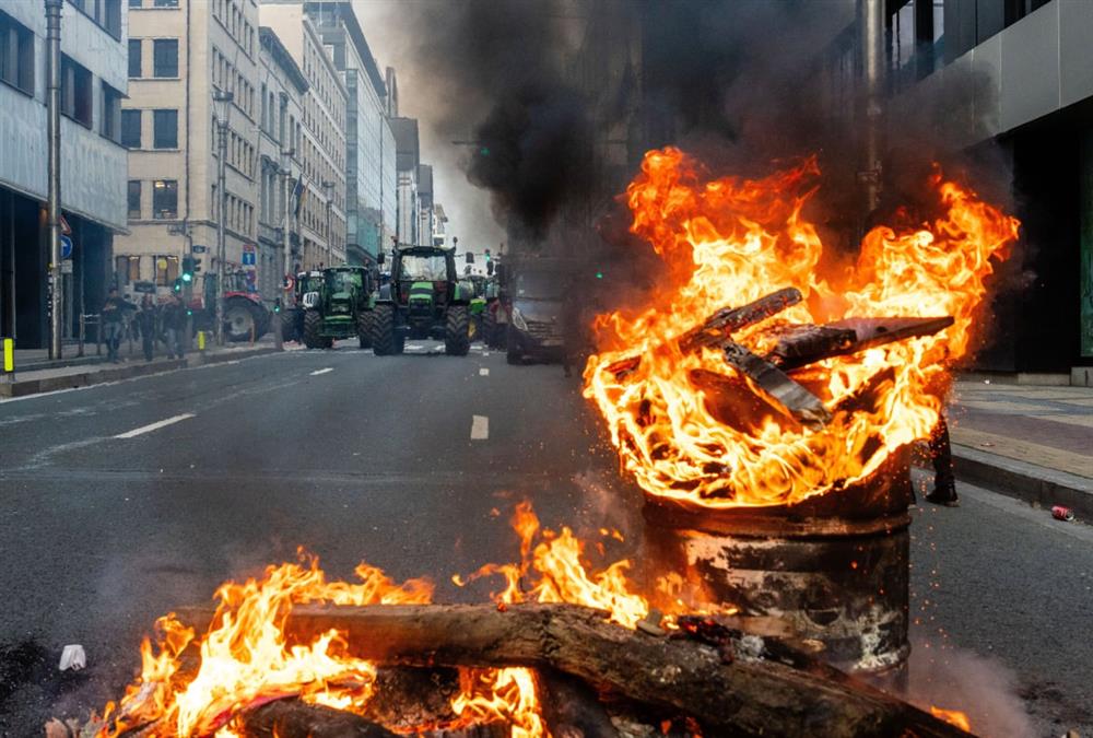 «Φλέγονται» οι Βρυξέλλες: Άγρια καταστολή στη διαδήλωση των αγροτών - Δακρυγόνα, και φωτιές έξω από το Ευρωκοινοβούλιο (AP)