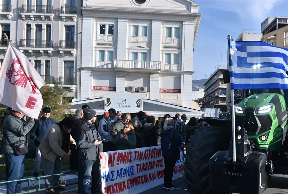 Αγροτικός ξεσηκωμός σε όλη τη χώρα - Επεκτείνονται τα μπλόκα, μεγαλώνει η ένταση