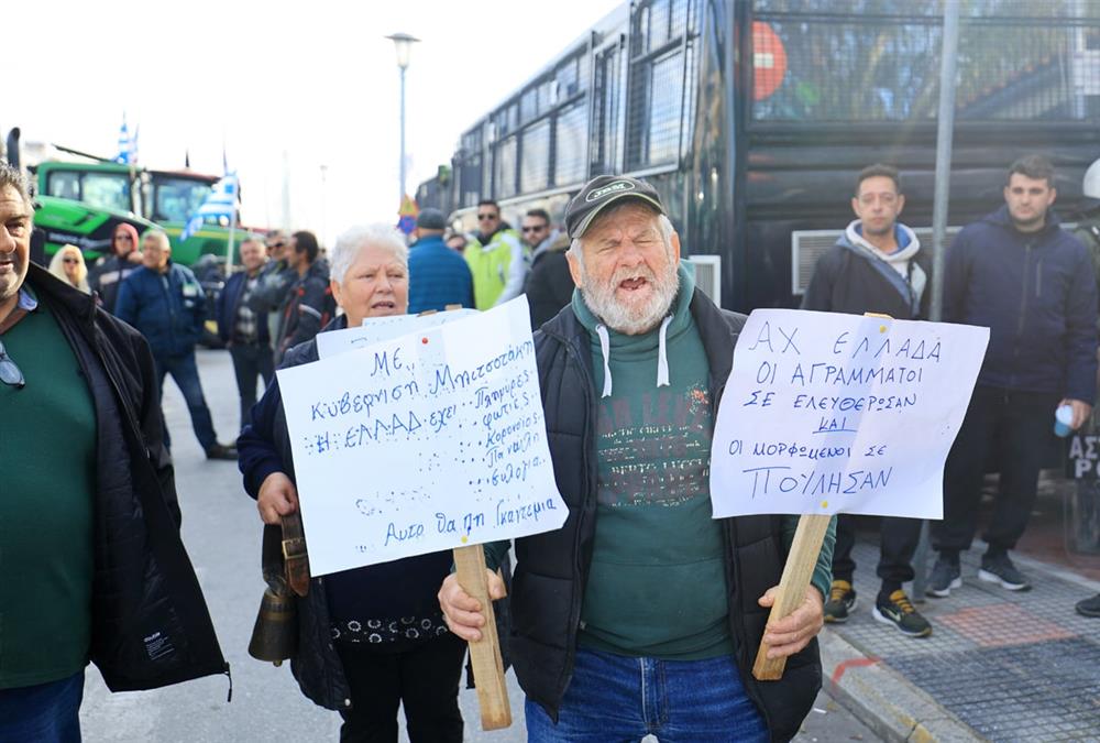 Αγροτικός ξεσηκωμός σε όλη τη χώρα - Επεκτείνονται τα μπλόκα, μεγαλώνει η ένταση