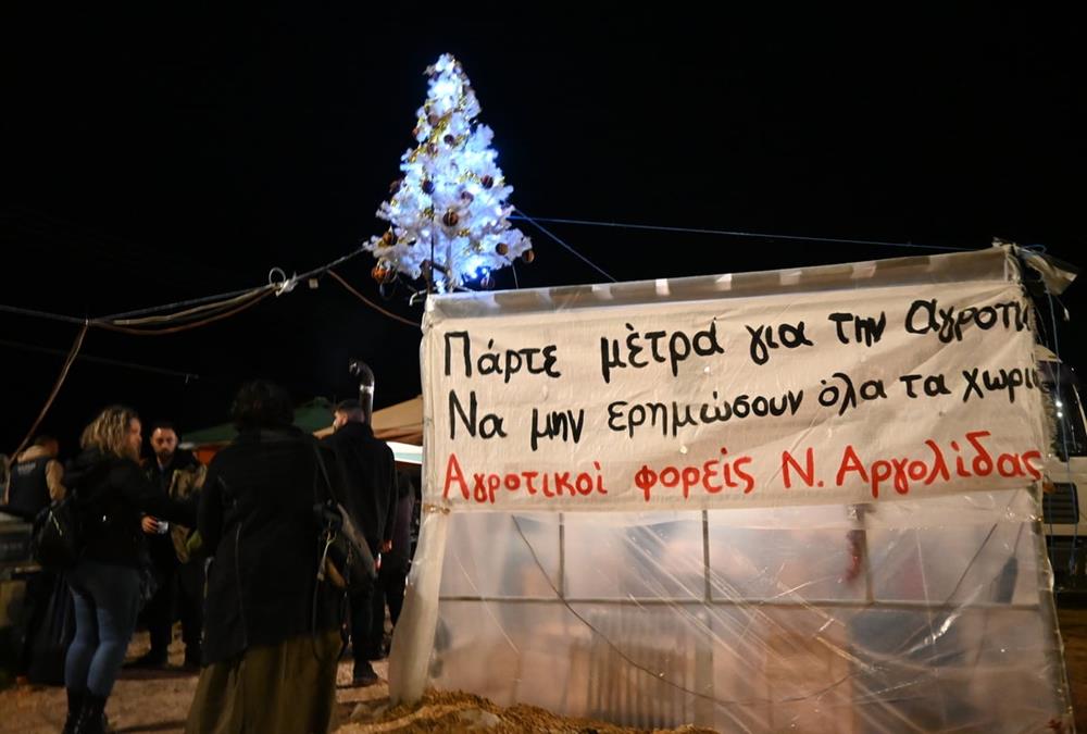 Ρεβεγιόν στα μπλόκα: Συνεχίζουν τον αγώνα οι αγρότες