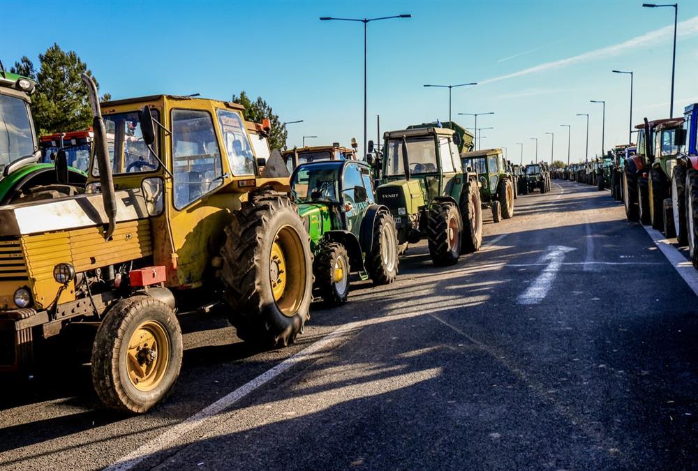 Ενισχυμένα και δυναμικά τα αγροτικά μπλόκα: Αποφασισμένοι οι αγρότες σε όλη τη χώρα