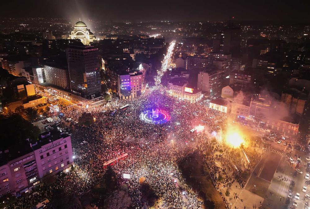 Πάρτι μέχρι το πρωί στη Σερβία για το «τέλος» του Βούτσιτς