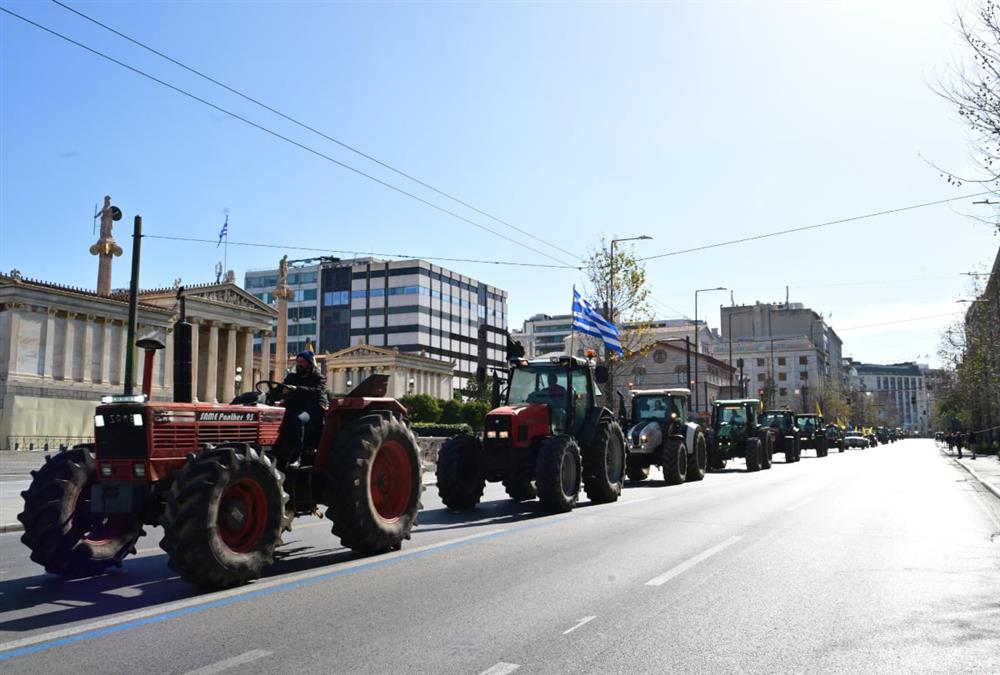 Αποχώρησαν με κόρνες και επευφημίες οι αγρότες με τα τρακτέρ από το Σύνταγμα