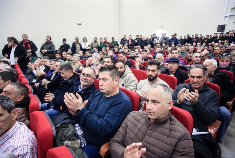 «Ζήτω τα τρακτέρ, κάτω οι Ferrari»: Κοσμοσυρροή στην πανελλαδική σύσκεψη των αγροτών στη Νίκαια