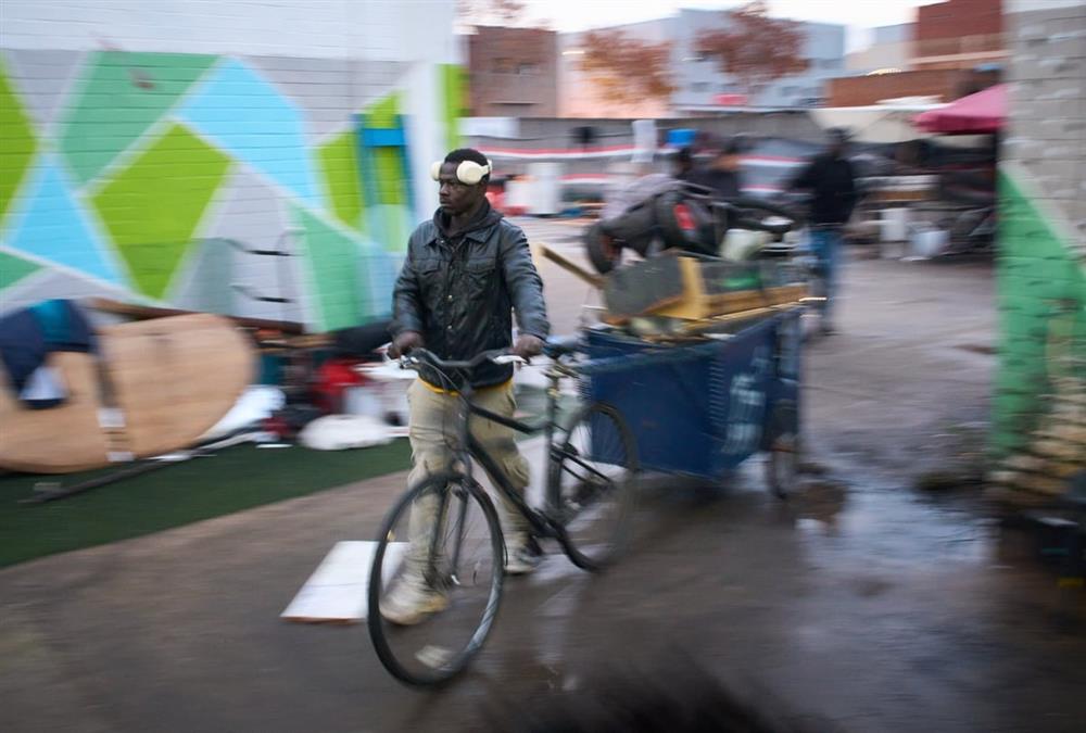 Ισπανία: Εκατοντάδες μετανάστες εκδιώχθηκαν από πρώην λύκειο όπου είχαν βρει καταφύγιο - «Δεν ξέρουμε πού να πάμε» (AP)