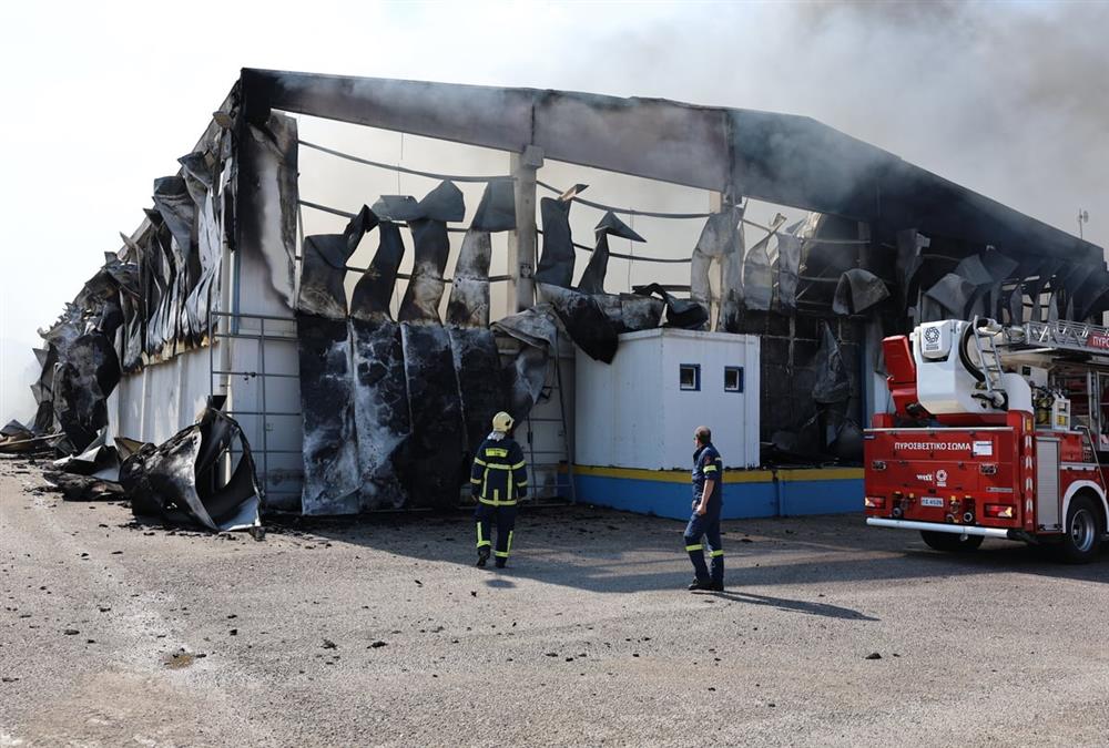 Φωτιά σε επιχείρηση στον Ασπρόπυργο: Εικόνες καταστροφής