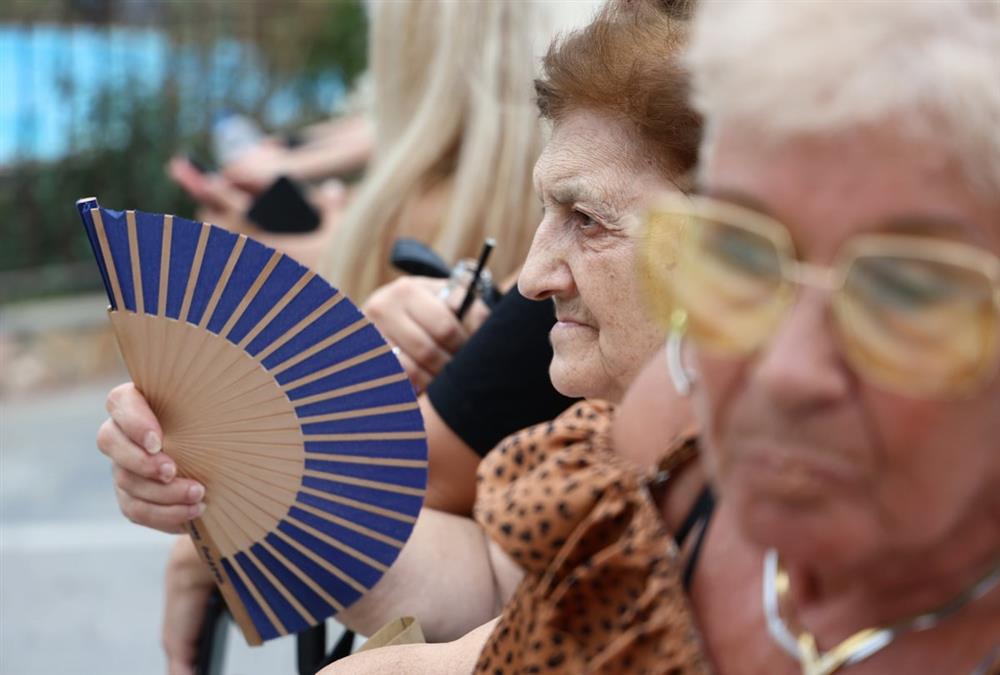 Λαοθάλασσα, τραγούδια, κλάματα και λουλούδια στη λαϊκή αγρυπνία για τον Γιώργο Μαζωνάκη στη Νίκαια