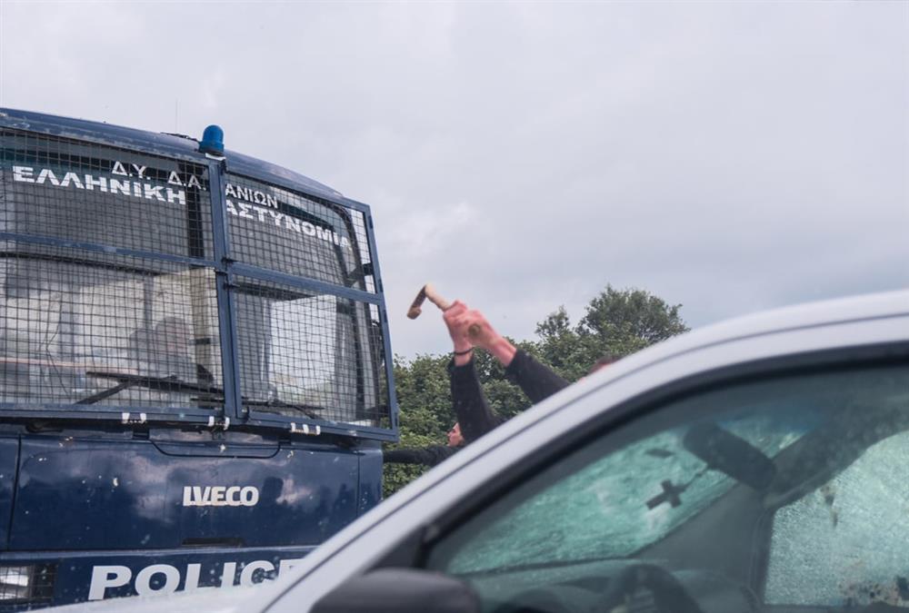 Έκρυθμη η κατάσταση στην Κρήτη: Κατάληψη από αγρότες στο αεροδρόμιο Ηρακλείου - Επεισόδια με χημικά στα Χανιά