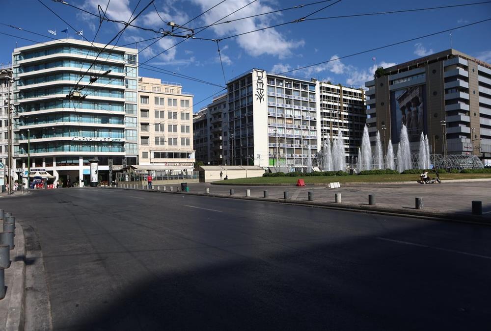 Έρημη πόλη η Αθήνα: Ασυνήθιστες εικόνες από το κέντρο που θυμίζουν... όαση