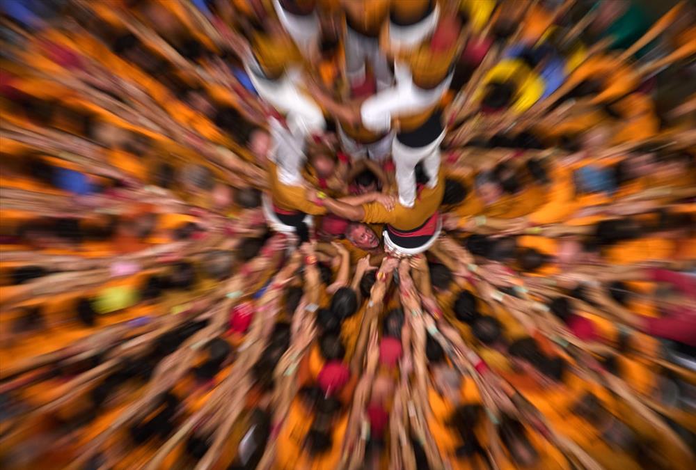 «Castells»: Οι ανθρώπινοι πύργοι της Καταλονίας και η δύναμη της συλλογικότητας