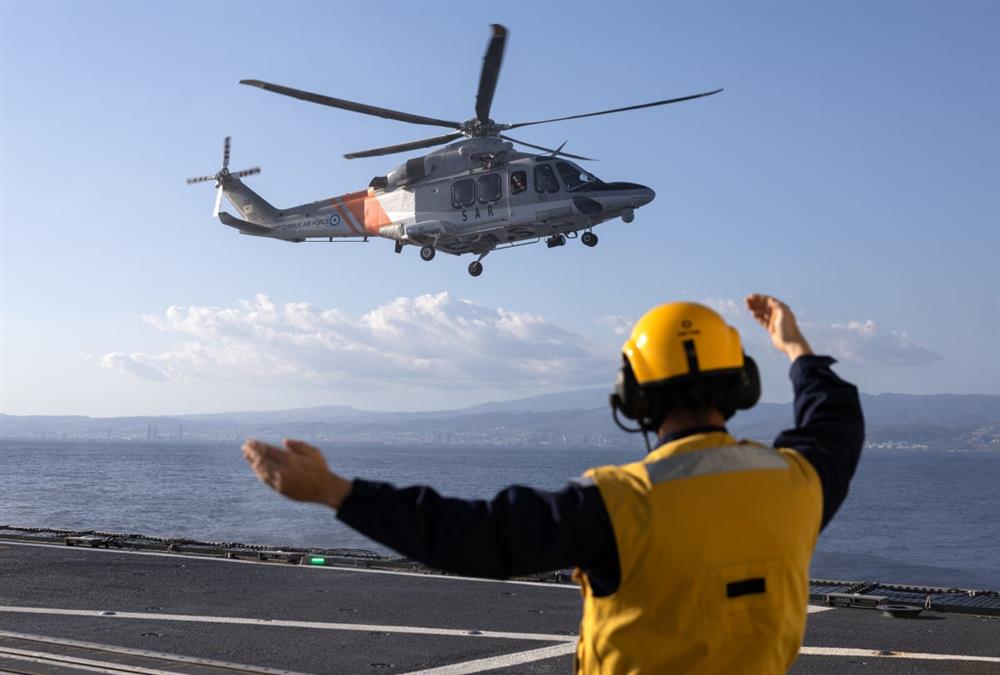 «Θα είμαστε εδώ όποτε χρειάζεται»: Στη Φρεγάτα «Κίμων» Μητσοτάκης και Χριστοδουλίδης