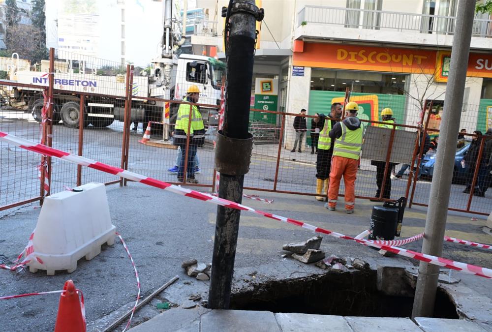 Πανικός στη Βασιλέως Γεωργίου: Άνοιξε τρύπα στο έδαφος και «κατάπιε» κολώνα