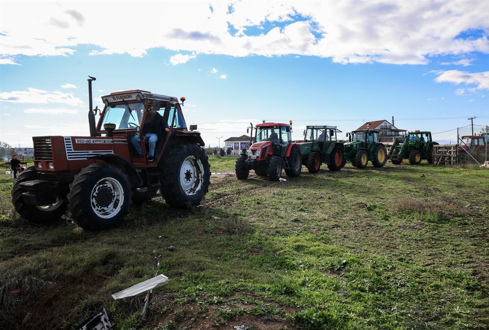 Ενισχυμένα και δυναμικά τα αγροτικά μπλόκα: Αποφασισμένοι οι αγρότες σε όλη τη χώρα