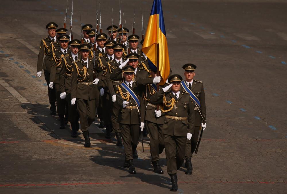 Εντυπωσιακές εικόνες από τη μεγάλη στρατιωτική παρέλαση στο Παρίσι για την «Ημέρα της Βαστίλης»