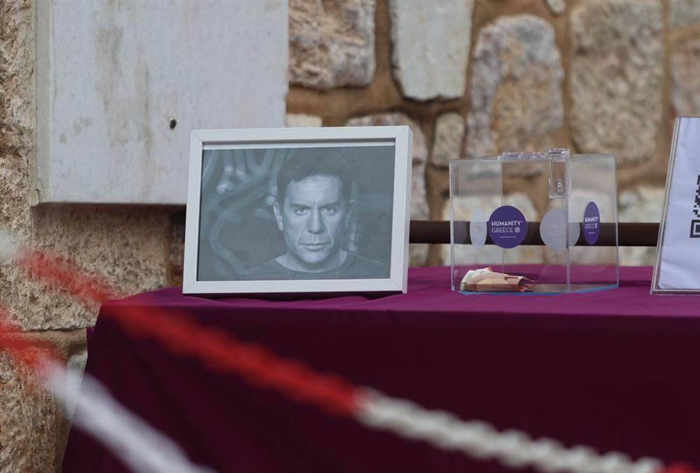 Λαοθάλασσα, τραγούδια, κλάματα και λουλούδια στη λαϊκή αγρυπνία για τον Γιώργο Μαζωνάκη στη Νίκαια