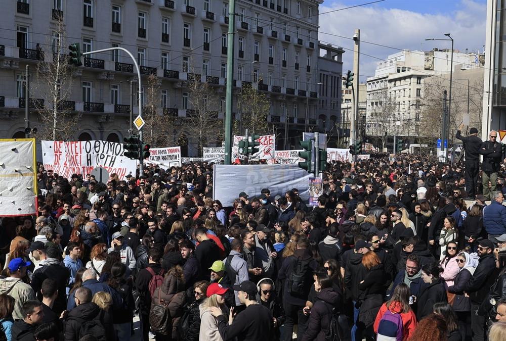 Τέμπη 3 χρόνια μετά: Μεγαλειώδης συγκέντρωση στο Σύνταγμα - Λαοθάλασσα με αίτημα για δικαιοσύνη