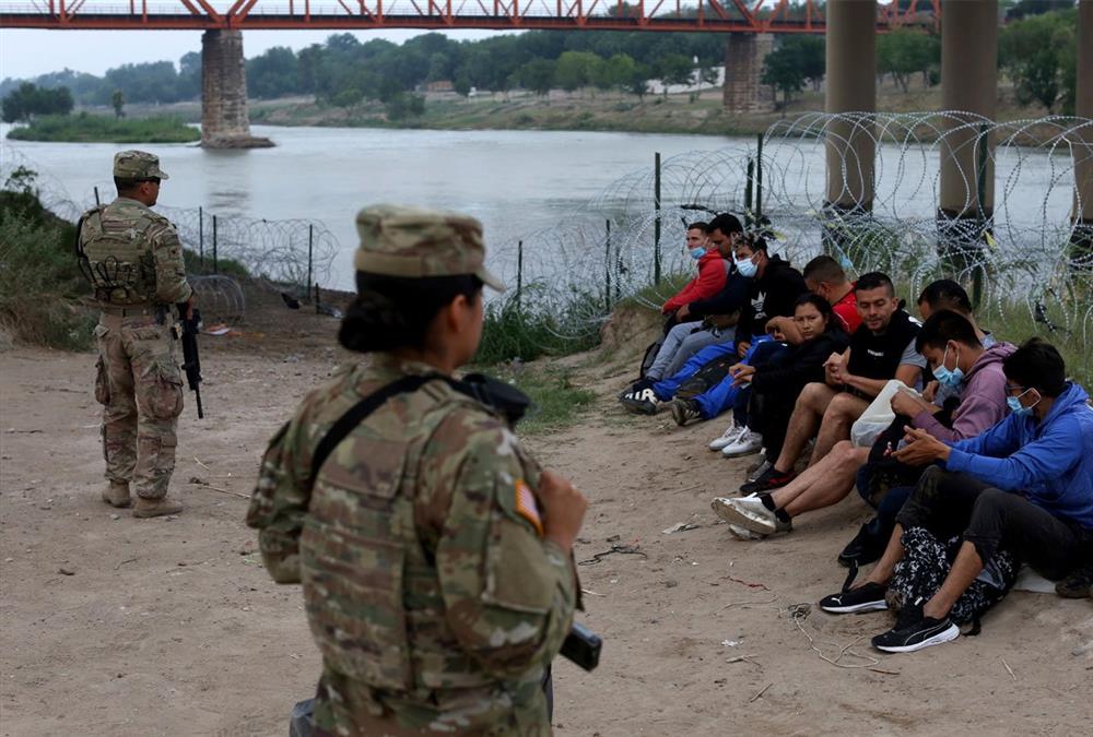 Μετανάστες διασχίζουν τον ποταμό Ρίο Γκράντε προς τις ΗΠΑ