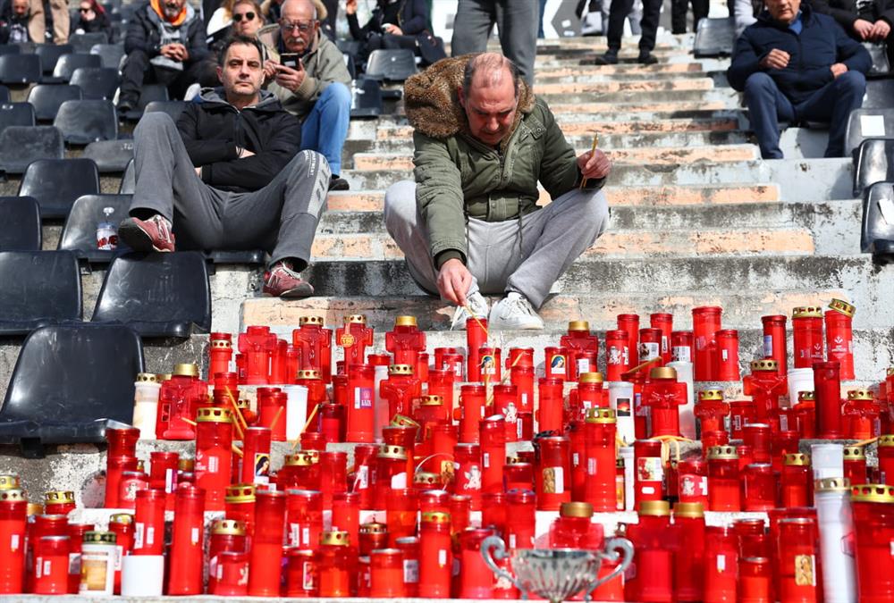 Συγκίνηση στην Τούμπα: Φίλοι του ΠΑΟΚ με λουλούδια, κασκόλ και πανό τιμούν τη μνήμη των «αετόπουλων»