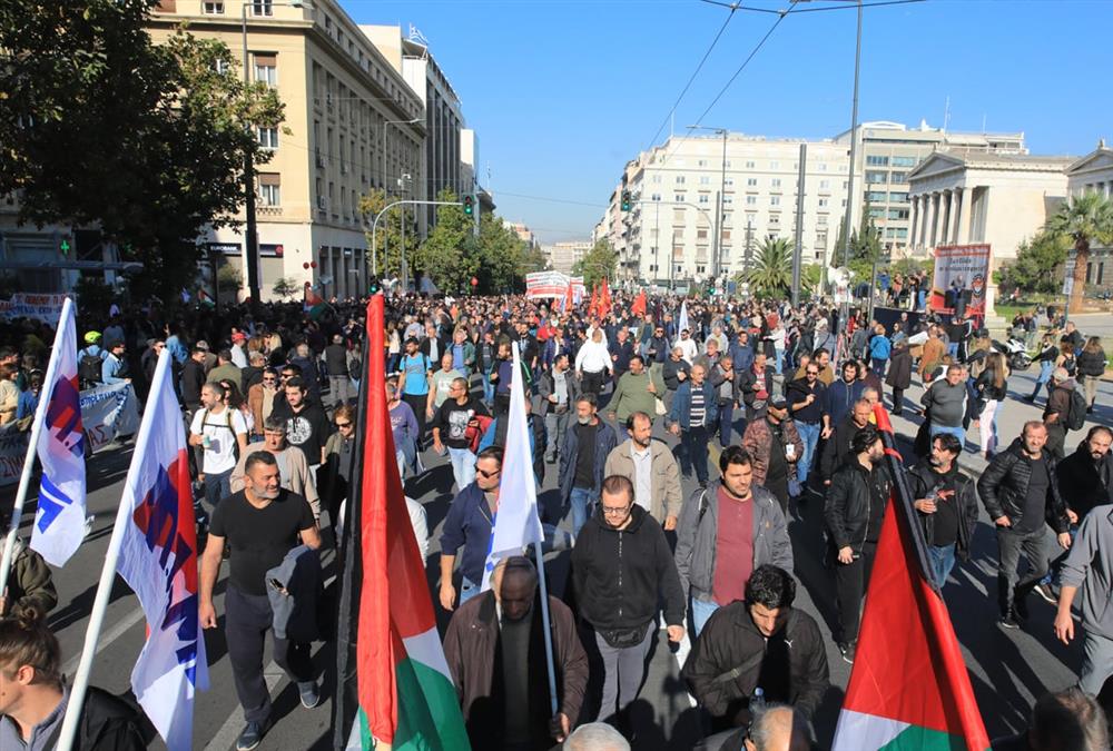 Κοσμοσυρροή στην πλατεία Συντάγματος - Εκατοντάδες εργαζόμενοι πορεύτηκαν ζητώντας καλύτερους μισθούς