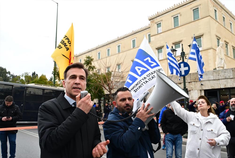 Στους δρόμους της Αθήνας οι οδηγοί ταξί - Καπνογόνα και συνθήματα έξω από τη Βουλή