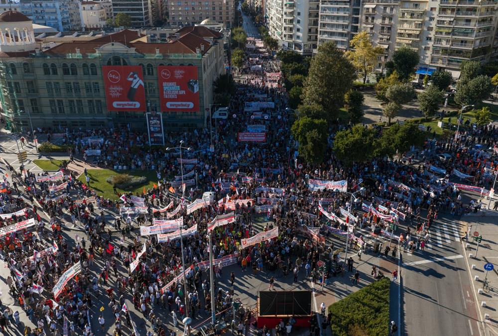 Μεγάλες πορείες στο κέντρο της Θεσσαλονίκης - Τουλάχιστον 13 προσαγωγές και 6 συλλήψεις (EUROKINISSI/INTIME)