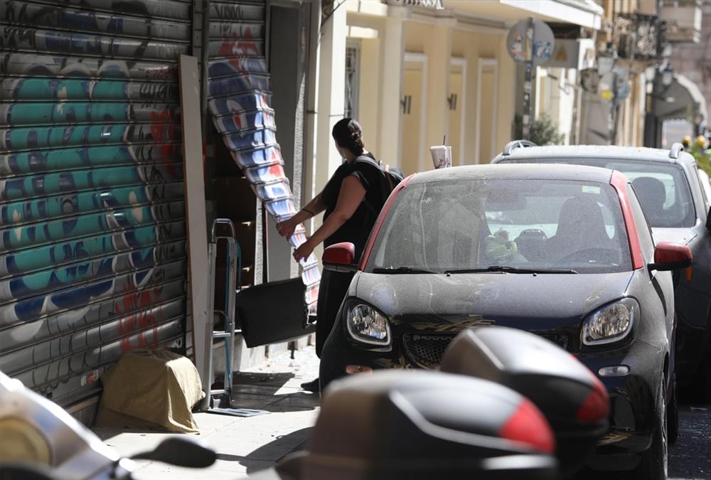 Ισχυρή έκρηξη στην Πλάκα: Κατέρρευσε και τυλίχτηκε στις φλόγες κτίριο στη Λυσικράτους