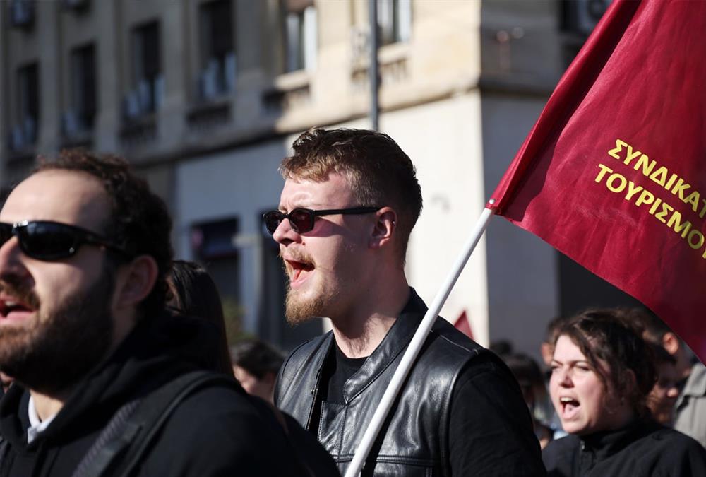 Κοσμοσυρροή στην πλατεία Συντάγματος - Εκατοντάδες εργαζόμενοι πορεύτηκαν ζητώντας καλύτερους μισθούς