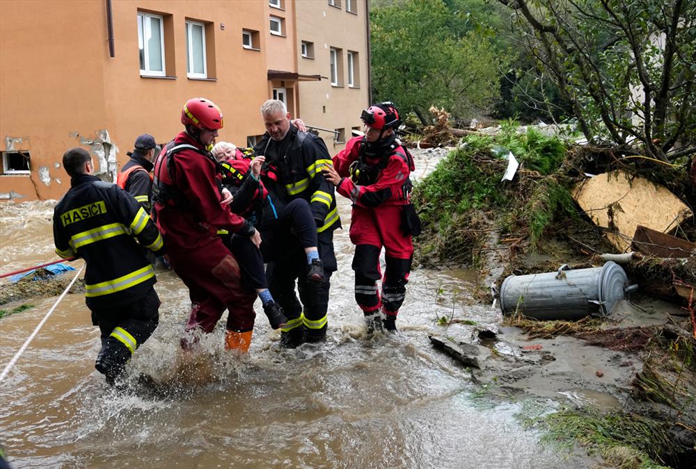 Αγώνας για επιβίωση: Η κλιματική αλλαγή ήρθε για να μείνει - Οι αποκαρδιωτικές εικόνες του 2024