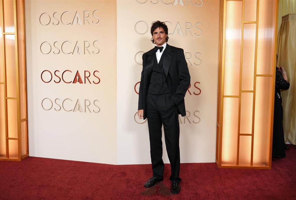 Όσκαρ 2026: Λάμψη, φτερά και couture δημιουργίες στο εντυπωσιακό κόκκινο χαλί