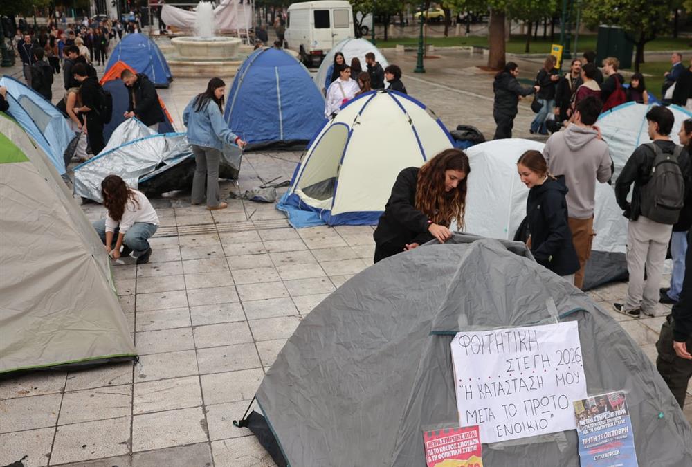 «Να σπουδάσουμε ή να επιβιώσουμε;»: Διαμαρτυρία φοιτητών στο Σύνταγμα για το στεγαστικό (ΙΝΤΙΜΕ)