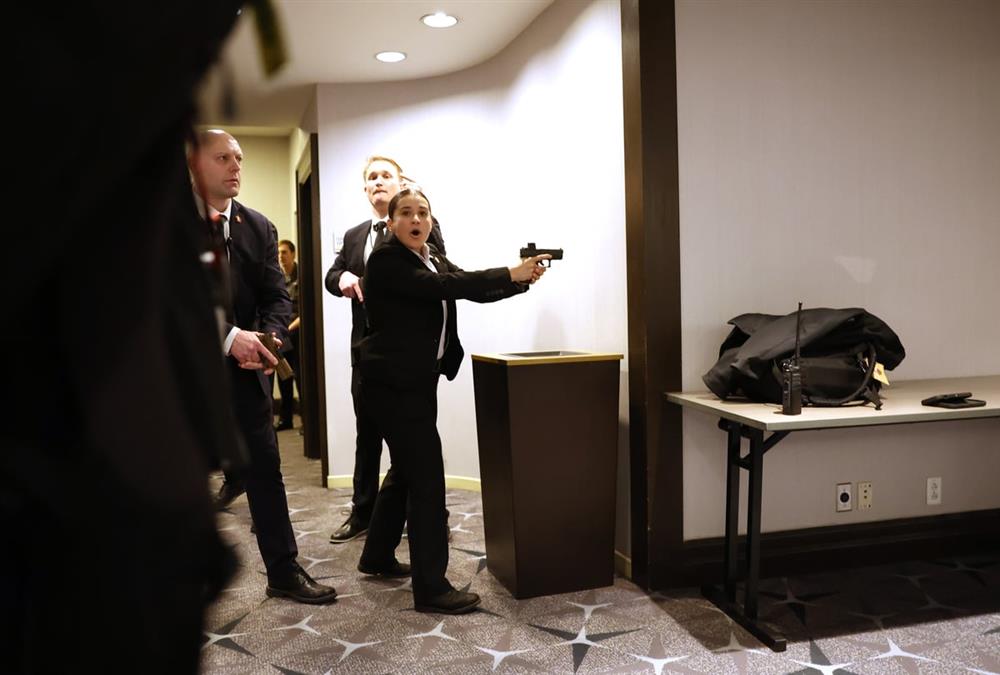 Εικόνες πανικού: Πυροβολισμοί σε δείπνο όπου βρισκόταν ο Τραμπ