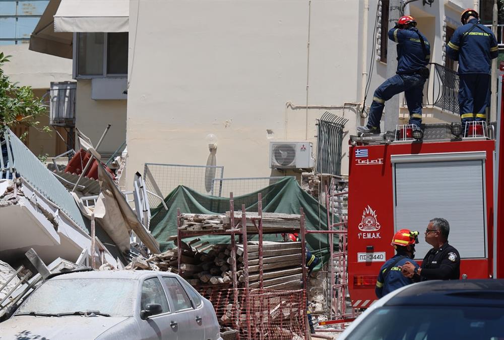 Κατάρρευση πολυκατοικίας στα Πετράλωνα: Εικόνες απόλυτης καταστροφής - Άμορφη μάζα το 4ώροφο κτίριο