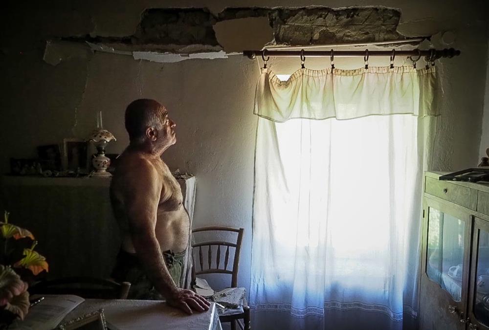 Οι κάτοικοι μετρούν τις πληγές τους μετά τον «χορό» των Ρίχτερ στην Εύβοια - Ζημιές σε σπίτια και απόγνωση