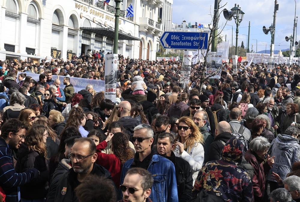 Τέμπη 3 χρόνια μετά: Μεγαλειώδης συγκέντρωση στο Σύνταγμα - Λαοθάλασσα με αίτημα για δικαιοσύνη