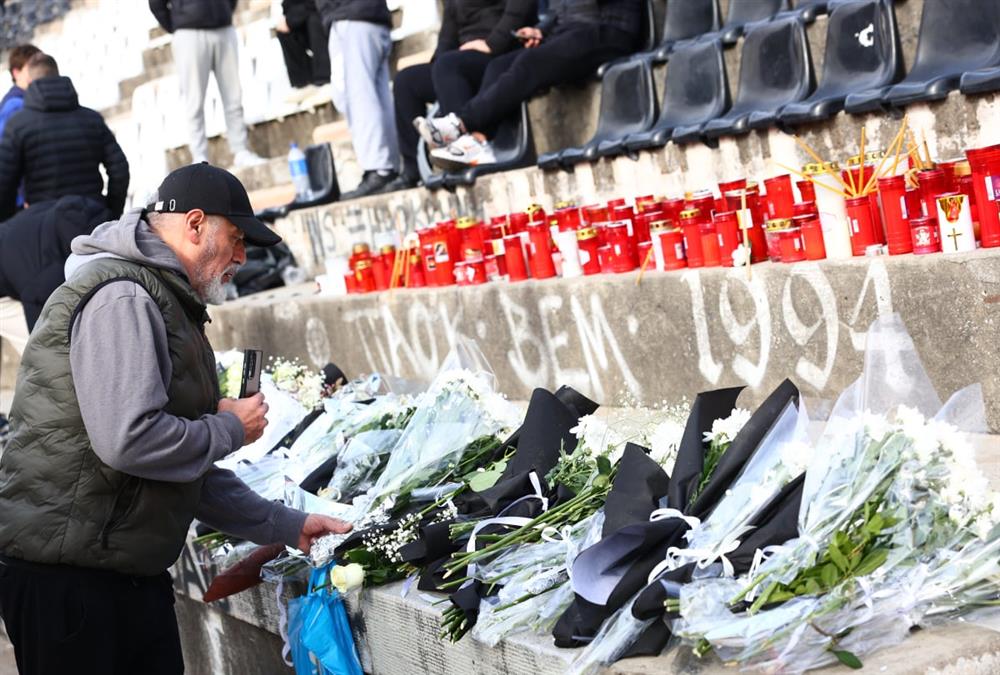 Συγκίνηση στην Τούμπα: Φίλοι του ΠΑΟΚ με λουλούδια, κασκόλ και πανό τιμούν τη μνήμη των «αετόπουλων»