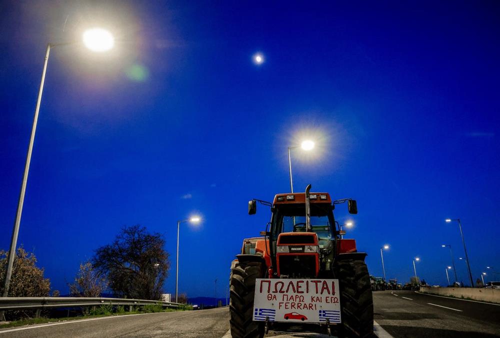 Ενισχυμένα και δυναμικά τα αγροτικά μπλόκα: Αποφασισμένοι οι αγρότες σε όλη τη χώρα