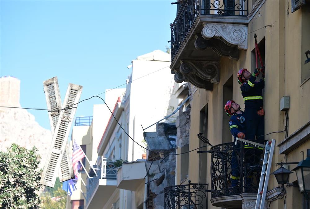 Ισχυρή έκρηξη στην Πλάκα: Κατέρρευσε και τυλίχτηκε στις φλόγες κτίριο στη Λυσικράτους