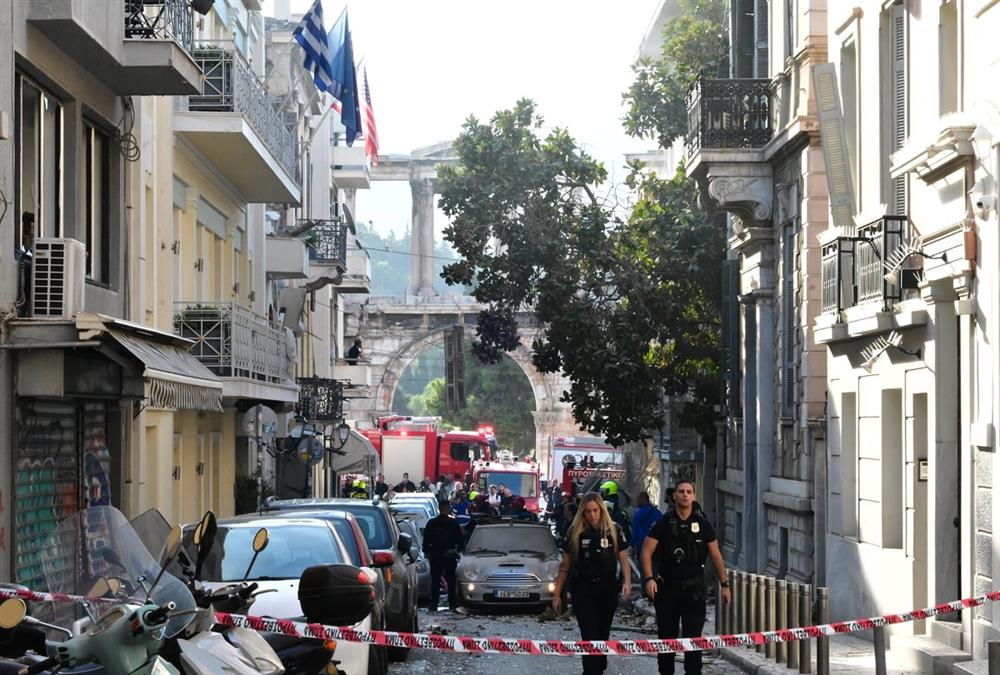 Ισχυρή έκρηξη στην Πλάκα: Κατέρρευσε και τυλίχτηκε στις φλόγες κτίριο στη Λυσικράτους