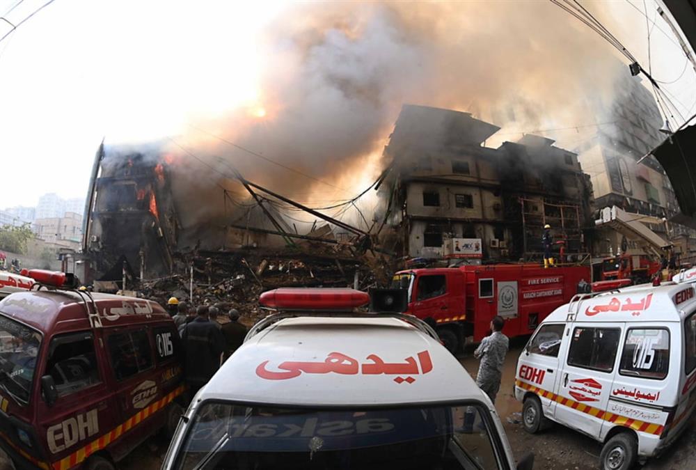 Έξι νεκροί από τεράστια πυρκαγιά σε μεγάλο εμπορικό κέντρο στο Πακιστάν - Εικόνες καταστροφής