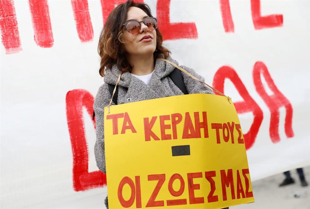 Τέμπη, η δίκη: Πρώτη μέρα με εικόνες ντροπής - Μεγάλο «κύμα» συμπαράστασης στους συγγενείς