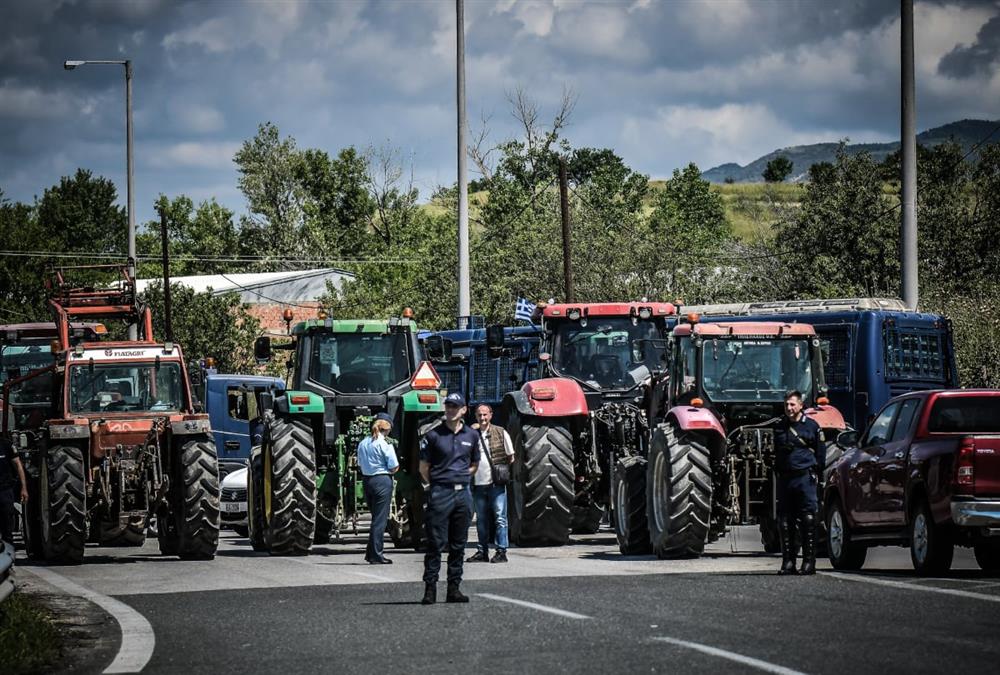 Ξανά στα μπλόκα με τα τρακτέρ οι αγρότες στις Σέρρες - Ένταση με τα ΜΑΤ
