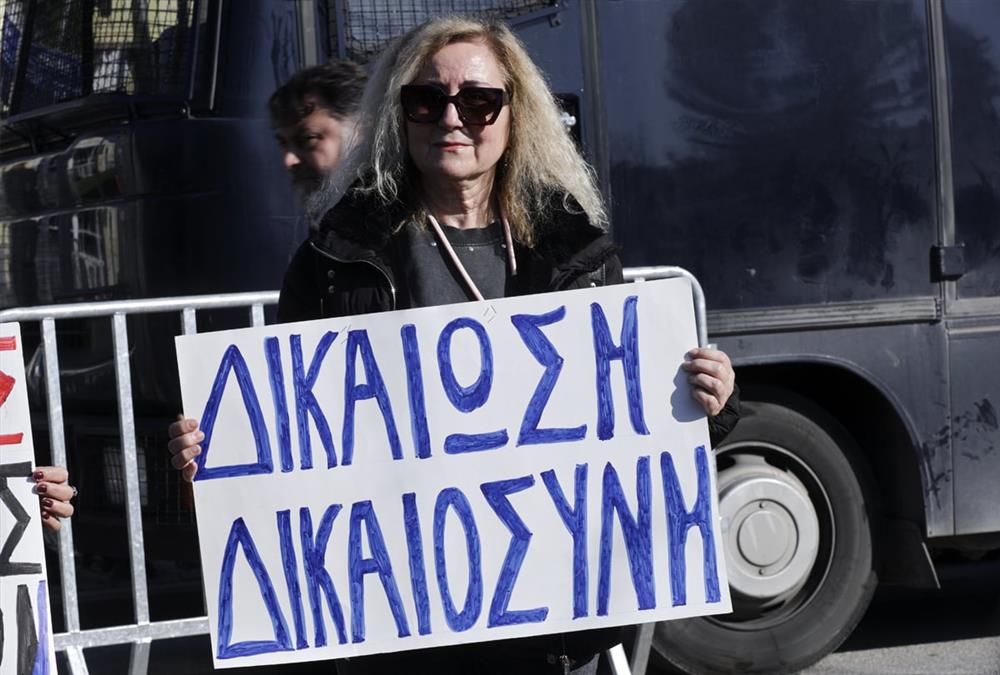 Δίκη για τα Τέμπη, 3η ημέρα: Ηχηρά μηνύματα για δικαιοσύνη και δικαίωση των οικογενειών των θυμάτων - Παρόντες και επιζήσαντες