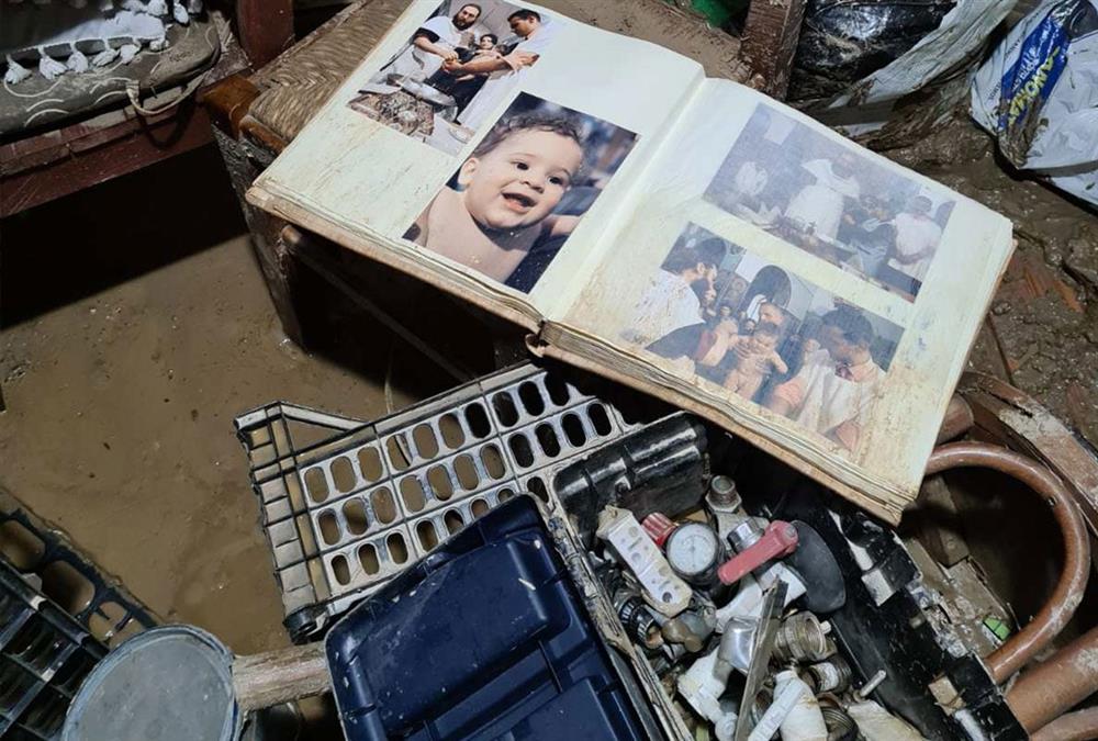 Στην Αγριά Βόλου, κάτω από τις λάσπες που άφησε πίσω της η κακοκαιρία Elias, βρέθηκε ένα άλμπουμ βάπτισης που κρύβει μία συγκινητική ιστορία