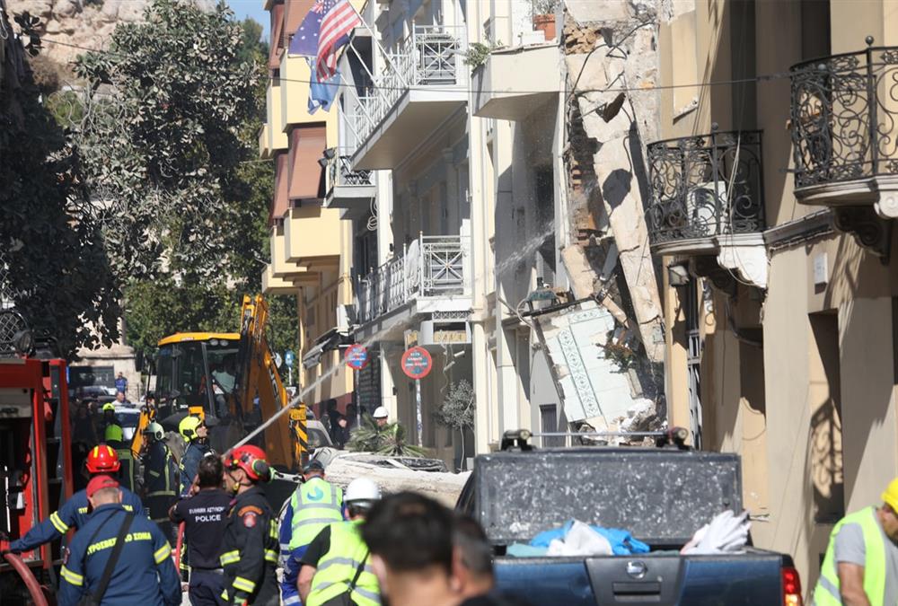 Ισχυρή έκρηξη στην Πλάκα: Κατέρρευσε και τυλίχτηκε στις φλόγες κτίριο στη Λυσικράτους