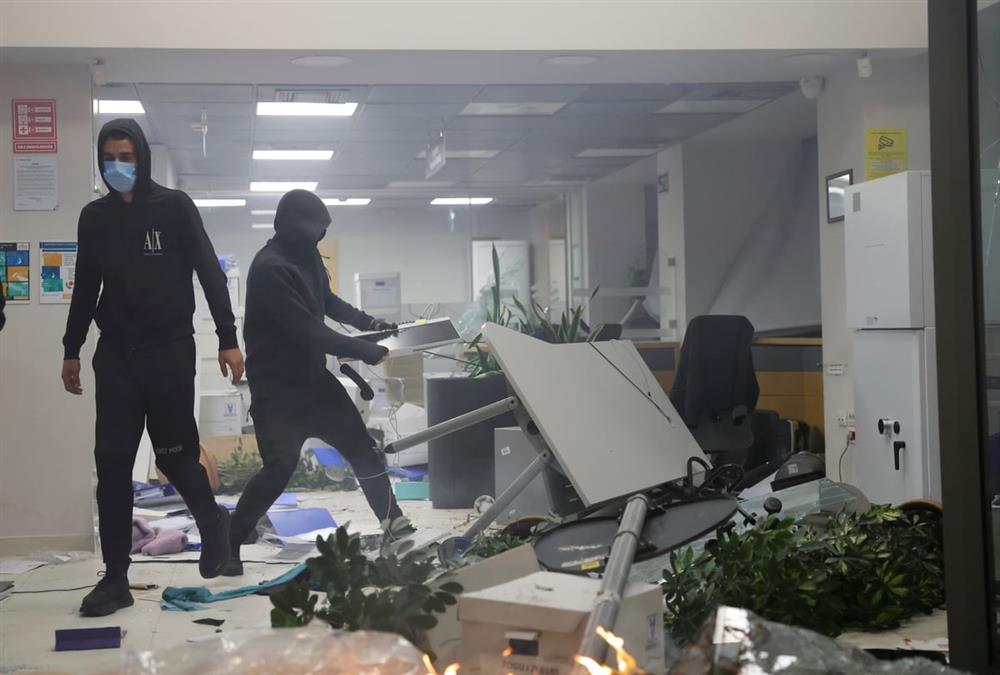 Γιατί «φλέγονται» ξανά τα Τίρανα: Οι ογκώδεις διαδηλώσεις, τα επεισόδια και το «όχι» Ράμα σε παραίτηση (AP)