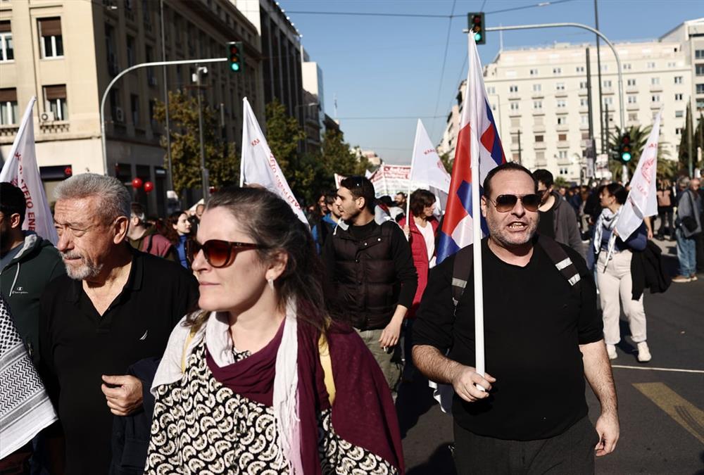 Κοσμοσυρροή στην πλατεία Συντάγματος - Εκατοντάδες εργαζόμενοι πορεύτηκαν ζητώντας καλύτερους μισθούς